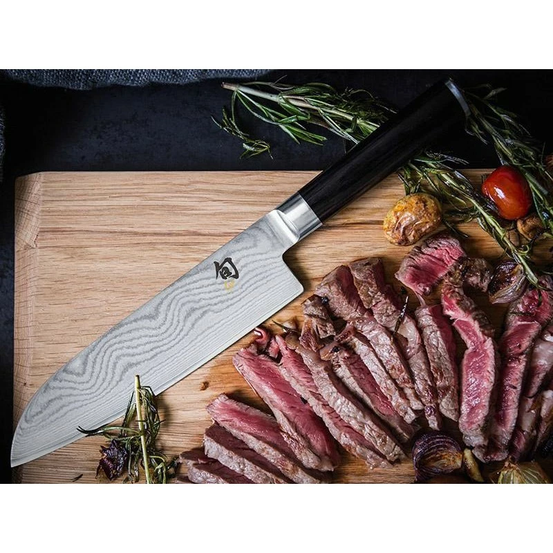 Couteau Santoku Alvéolé Kai 18cm Shun Damas Inox 3 Couteau Santoku Alvéolé Kai 18cm Shun Damas Inox – Image 3