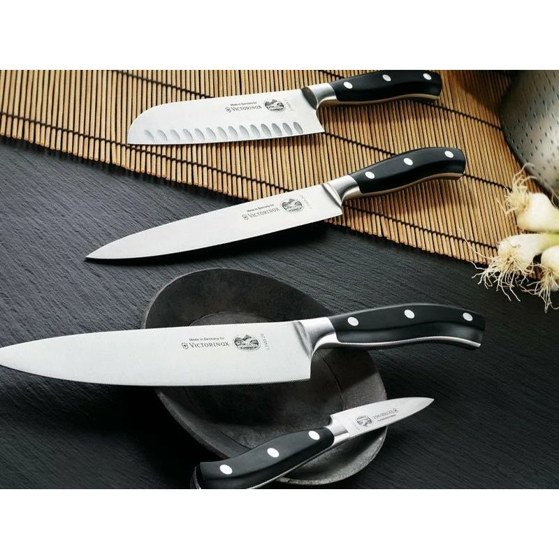 Couteau Santoku Alvéolé Victorinox Grand Maître Forgé 17cm POM 3 Couteau Santoku Alvéolé Victorinox Grand Maître Forgé 17cm POM – Image 3